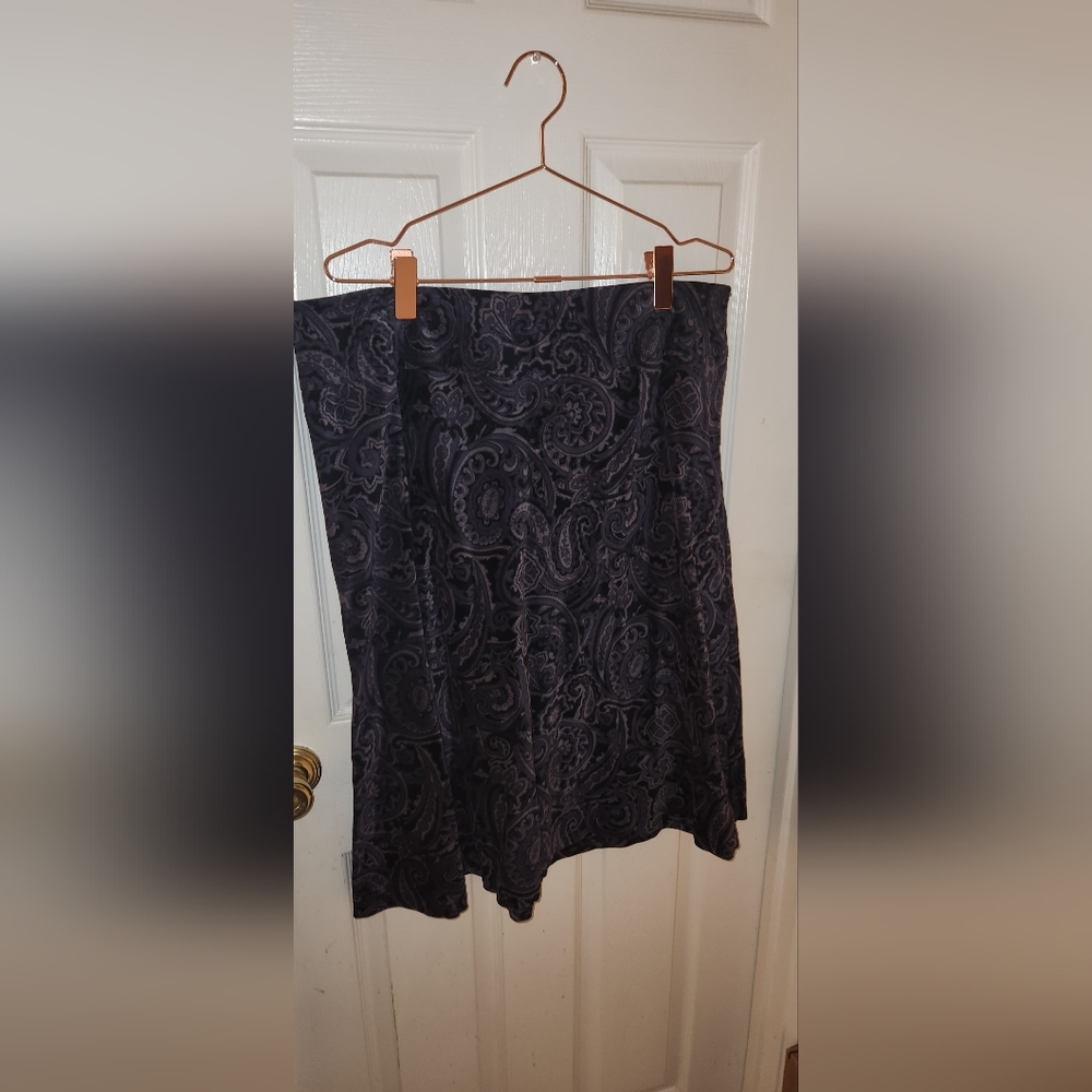 Mid length velvety skirt